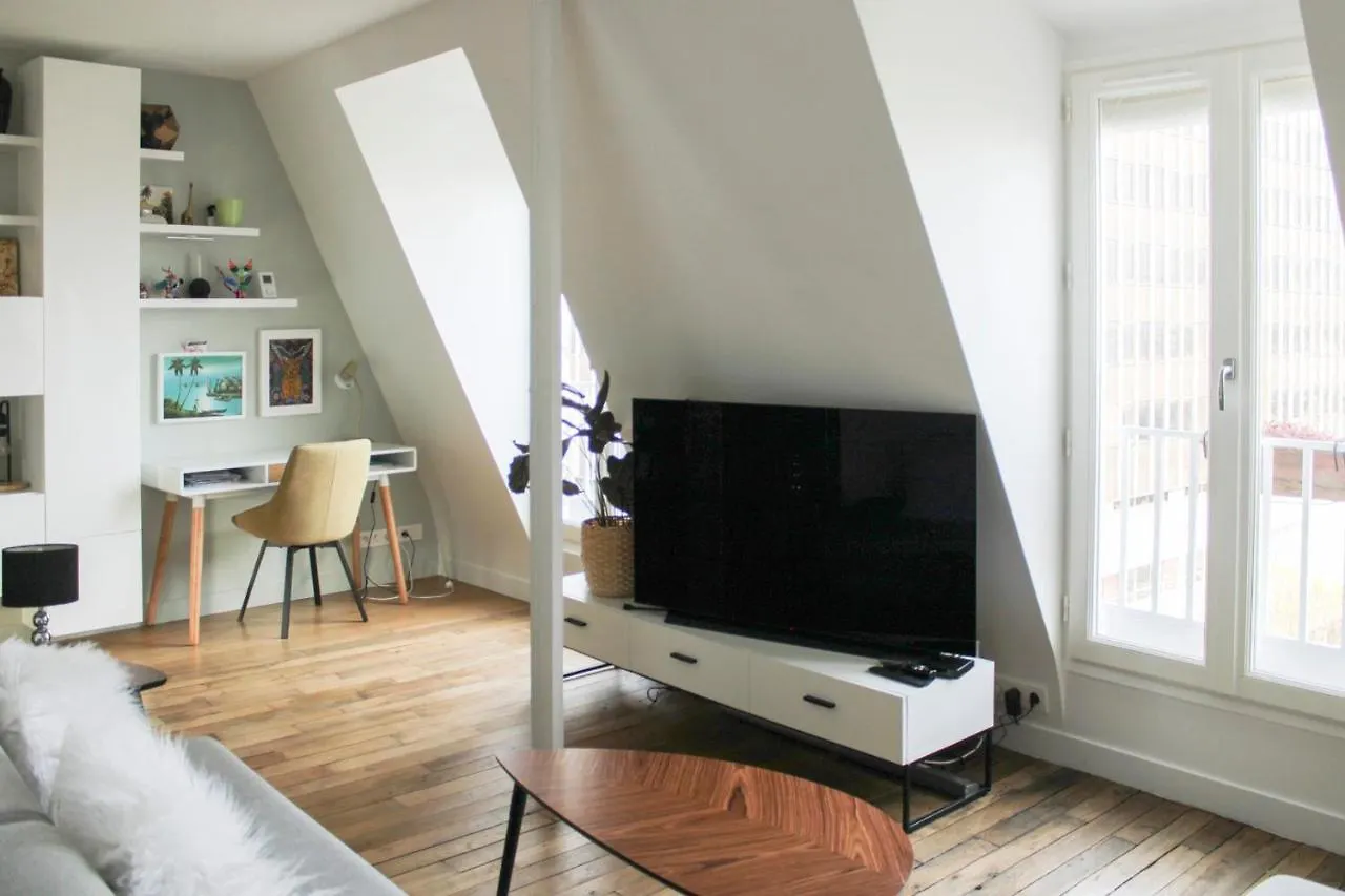 Spacious And Modern Nest With A View On Paris Apartment